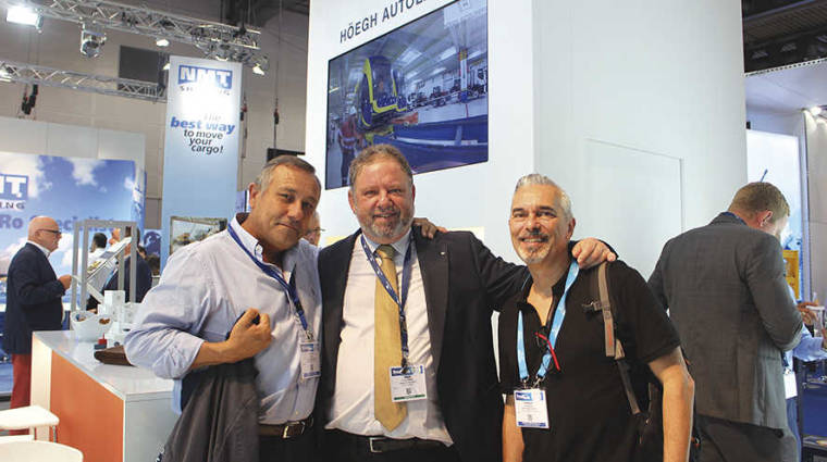 Desde la izquierda: Carlos Guimet, director de Multitrade Spain; I&ntilde;aki Echeverr&iacute;a, director de H&ouml;egh Autoliners en Espa&ntilde;a; Lorenzo Contrera, de Multitrade Spain. Foto J.P.