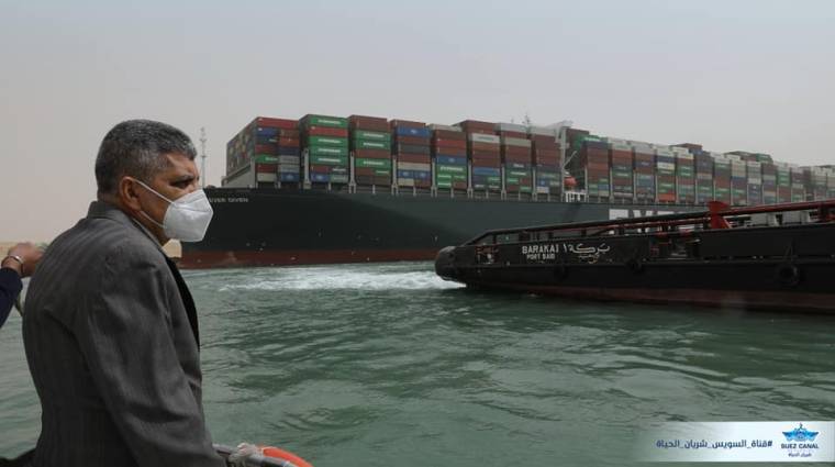 El presidente de la Autoridad del Canal de Suez, almirante Osama Mounier Mohamed Rabie, supervisa las labores de rescate del &quot;Ever Given&quot;.
