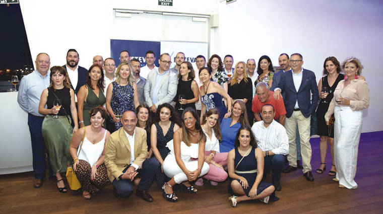 Vicente Ferrer Penella, director de Fleteval (tercero por la derecha), junto con los trabajadores de las empresas del grupo asistentes a la cena del viernes. Foto Alba Garc&iacute;a.