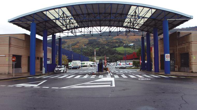 Acceso principal a las instalaciones de Aparkabisa en Trapagaran, donde cuenta con unas 650 plazas para camiones, naves y oficinas, entre otros servicios. Foto J.P.
