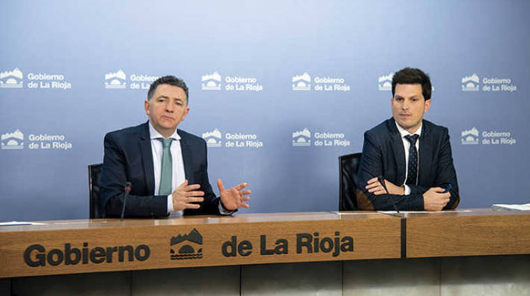 El consejero de Fomento y Pol&iacute;tica Territorial de La Rioja, Carlos Cuevas (izq.), y el director general de Obras P&uacute;blicas y Transportes, Carlos Y&eacute;cora.