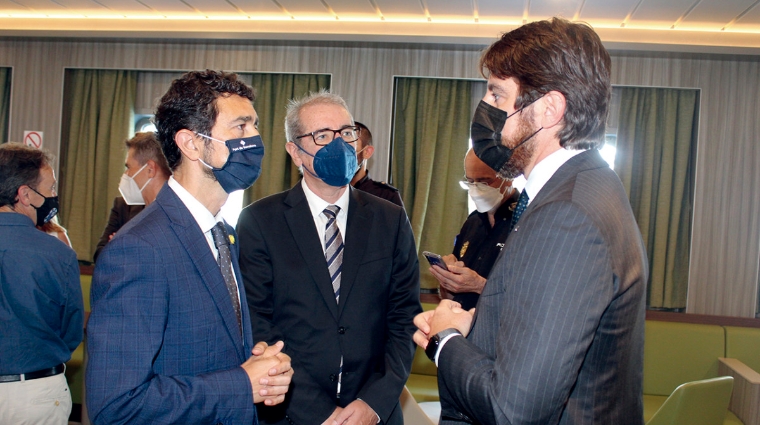 Dami&agrave; Calvet, presidente de la Autoridad Portuaria de Barcelona (APB); Jos&eacute; Alberto Carbonell, director de la APB; y Matteo Catani, consejero delegado de Grandi Navi Veloci (GNV). Foto J.C.S.