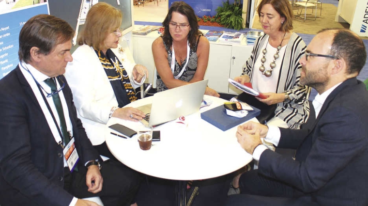 Los representantes de Bilbao en la feria de cruceros de Fort Lauderdale mantienen estos d&iacute;as distintas reuniones para atraer tr&aacute;fico al enclave. Foto E. Garc&iacute;a.