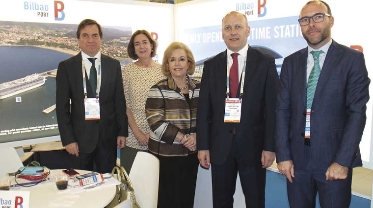 Luis Gabiola, director de operaciones, log&iacute;stica y comercial de la Autoridad Portuaria de Bilbao; Gloria Frau, responsable de cruceros; Aida Levit&aacute;n, colaboradora del enclave en Estados Unidos; Asier Atutxa, presidente del Puerto de Bilbao, y Zigor Bereziart&uacute;a, de Bilbao Turismo. Foto E. Garc&iacute;a.