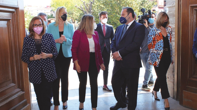 El ministro de Transportes, a su llegada el viernes al acto, junto a las consejeras de Andaluc&iacute;a y Arag&oacute;n. Foto Inmaculada Pe&ntilde;a.