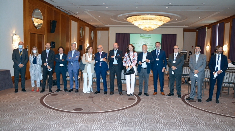 Sergio Bella, trade development manager de Tarros; Paula Casais, gerente de la Asociaci&oacute;n Naviera Valenciana; Salvador Furi&oacute;, director de Innovaci&oacute;n y Desarrollo del Cl&uacute;ster Portuario de la Fundaci&oacute;n Valenciaport; Antonio Torregrosa, director general de la Fundaci&oacute;n Valenciaport; Jos&eacute; Oliver, gerente de Infoport Valencia; Paula Cubas; Javier Cubas, director de COSCO Shipping Lines Spain en Valencia; Manuel Rodr&iacute;guez, director de Navieras de la APV; Carolina Lorente, subdirectora de la oficina de MSC en Valencia; Francisco Lorente, presidente de MSC Espa&ntilde;a; Ignacio Ballester, director general de MSC Espa&ntilde;a y director de la delegaci&oacute;n de Valencia de la naviera; Francisco Salvador, director de ONE en Valencia; Manuel Garc&iacute;a, jefe de Inteligencia de Negocio Comercial y Desarrollo de Negocio de la APV; y Javier Guarch, director comercial de Infoport. Foto: Ra&uacute;l T&aacute;rrega.