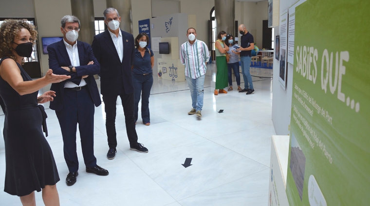 Esther Med&aacute;n, comisaria de la exposici&oacute;n; Aurelio Mart&iacute;nez, presidente de la APV; y Francisco Prado, presidente de Aportem-Puerto Solidario. Foto: Ra&uacute;l T&aacute;rrega.