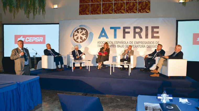 Jos&eacute; Mar&iacute;a Arnedo, presidente de ATFRIE; Julio Villaescusa, presidente de Fenadismer; Ignacio Cepeda, presidente de la Fundaci&oacute;n Guitrans; Carmen Blanco, moderadora; Juan Jos&eacute; Arnedo, miembro de la Junta Directiva de ATFRIE; Carlos Prades, presidente de la FVET; y Manuel P&eacute;rezcarro, secretario general de FROET. Foto: Ra&uacute;l T&aacute;rrega.