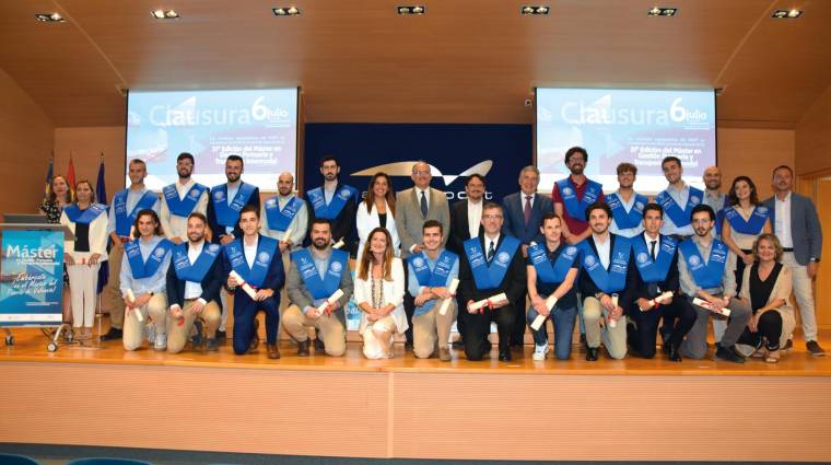 Representantes institucionales junto a los alumnos de ediciones anteriores que recibieron su diploma durante el evento del pasado jueves. Foto: Raúl Tárrega.