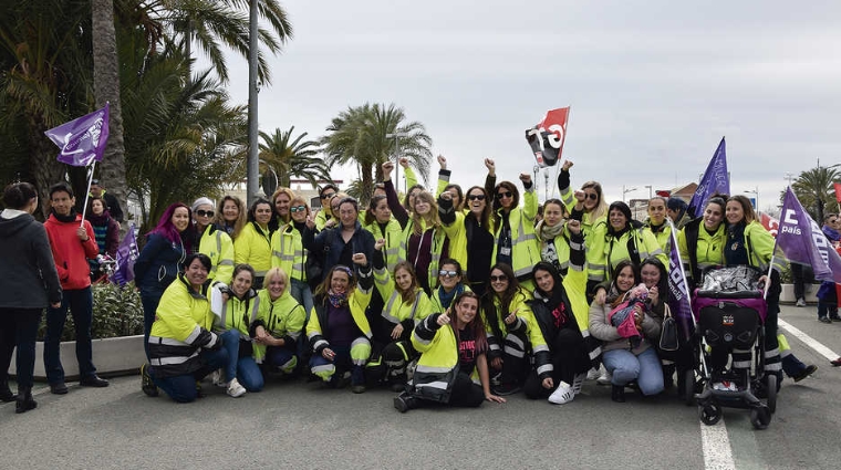Estibadoras presentes ayer en la concentraci&oacute;n que tuvo lugar con motivo del D&iacute;a Internacional de la Mujer trabajadora en el puerto de Valencia. Foto Alba Garc&iacute;a.