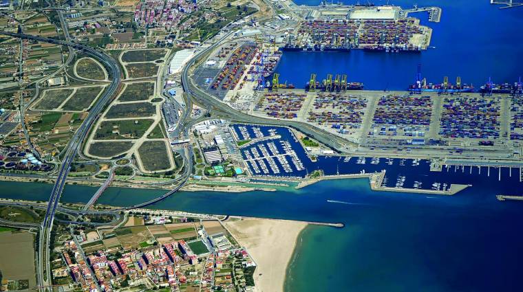 Enel centro de la imagen, a la izquierda, la ZAL del Puerto de Valencia, ya urbanizada.