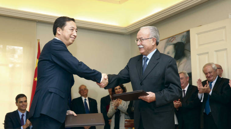 Mao Jianhong, presidente de Ningbo Zhoushan Port Group, y Manuel Mor&oacute;n, presidente de la Autoridad Portuaria de la Bah&iacute;a de Algeciras, ayer en la firma del Memorando de Entendimiento.