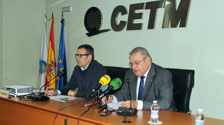 Desde la izquierda: Dulsé Díaz, secretario general adjunto; y Ovidio de la Roza, presidente, de CETM, esta mañana durante la rueda de prensa en la sede de la organización. Foto B.C.