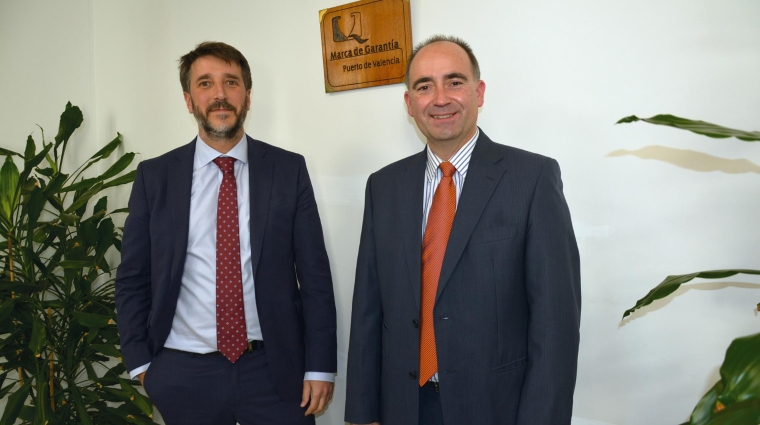 Rubén Marín, jefe de Explotación de la Autoridad Portuaria de Valencia (APV), y José Luis Aznar, responsable de la Marca de Garantía y secretario de los Consejos de Calidad de la APV. Foto Loli Dolz.