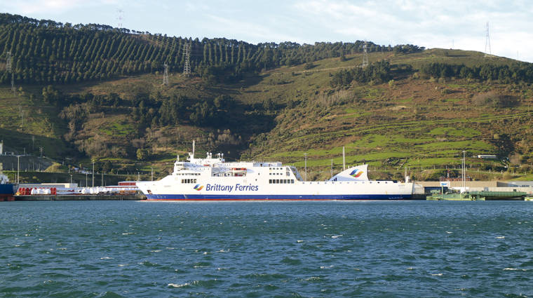 El &quot;Kerry&quot; de Brittany Ferries, atracado a primera hora del domingo en el Muelle A-3 del Puerto de Bilbao. Foto J.P.