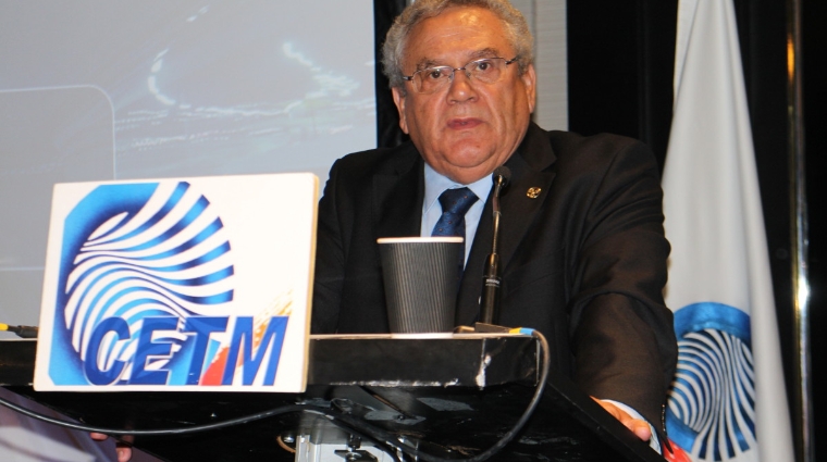 Ovidio de la Roza durante su intervenci&oacute;n en la Asamblea. Foto M.J.