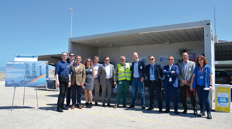 En el centro de la imagen John Goldner, director comercial global de APM Terminals, junto a Jos&eacute; Luis A&ntilde;abau, director de APM Terminals Valencia, junto a clientes, usuarios y trabajadores. Foto Alba Prado.