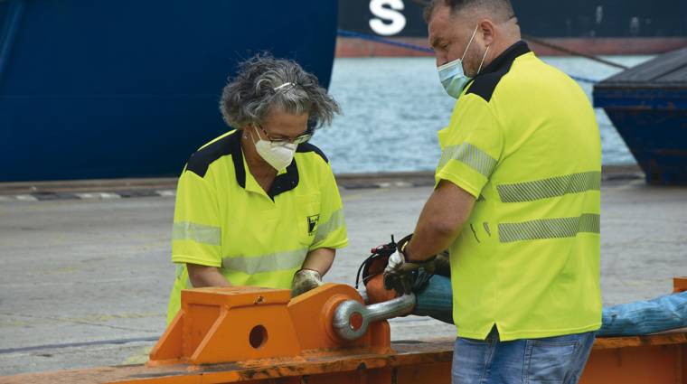 Un total de 264 estibadoras realiza su labor en el puerto de Valencia. Foto: Ra&uacute;l T&aacute;rrega.