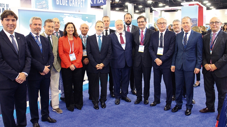 Jaime Gonz&aacute;lez, presidente del Puerto de Santander; Jos&eacute; Garc&iacute;a Fuentes, presidente del Puerto de Motril; Joan Gual de Torrella, presidente de Ports de Balears; Juan Jos&eacute; Cardona, presidente de Puertos de Las Palmas; Merc&egrave; Conesa, presidenta del Puerto de Barcelona; Carlos Rubio, presidente del Puerto de M&aacute;laga; Salvador de la Encina, presidente de Puertos del Estado; Josep Maria Cruset, presidente del Puerto de Tarragona; Enrique L&oacute;pez Veiga, presidente del Puerto de Vigo; F&eacute;lix de Paz, director de la Oficina de Turismo de Espa&ntilde;a en Miami; C&aacute;ndido Creis, c&oacute;nsul de Espa&ntilde;a en Miami; Jes&uacute;s Caicedo, presidente del Puerto de Almer&iacute;a; Magec Montesdeoca, director corporativo de Puertos del Estado; Miguel Mar&iacute;n, presidente del Puerto de Melilla, y Pedro Su&aacute;rez, presidente de Puertos de Tenerife. Foto E. Garc&iacute;a.