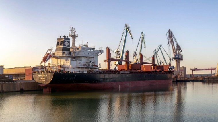 El “Mercurius” operando en Terminal Portuaria Esclusa. Foto Sevitrade.