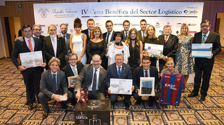 Los agraciados con los regalos de la rifa celebrada en la IV edici&oacute;n de la Cena Ben&eacute;fica del Sector Log&iacute;stico.