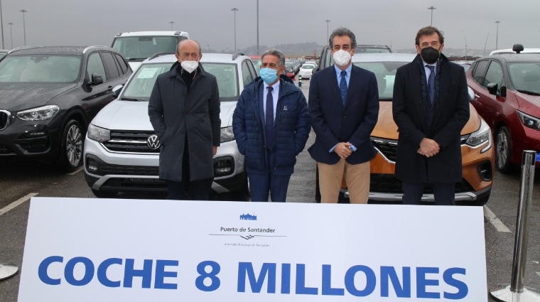 Desde la izquierda: Francisco Javier L&oacute;pez Marcano, consejero de industria, Turismo, Innovaci&oacute;n, Transporte y Comercio del Gobierno de Cantabria y vicepresidente de la APS; Miguel &Aacute;ngel Revilla, presidente de Cantabria; Francisco Mart&iacute;n, presidente de la Autoridad Portuaria de Santander; Jos&eacute; L&oacute;pez-Tafall, director general de la Asociaci&oacute;n Espa&ntilde;ola de Fabricantes de Autom&oacute;viles y Camiones (ANFAC). Foto J.P.