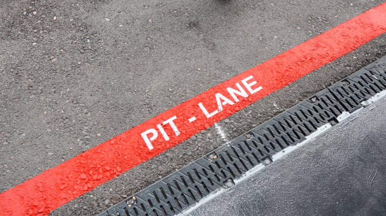Acceso al pit lane en el Circuito del Jarama (Madrid).