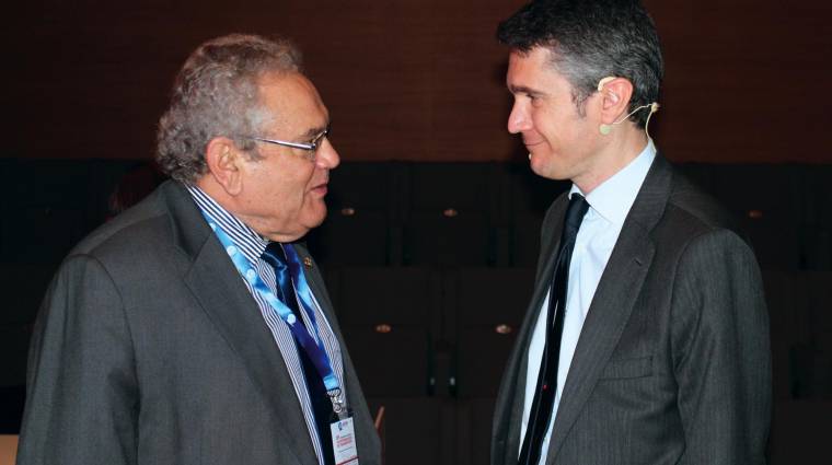 Ovidio de la Roza, presidente de CETM (izq.), ayer junto al director de Transporte Terrestre, Jaime Moreno. Foto M.J.