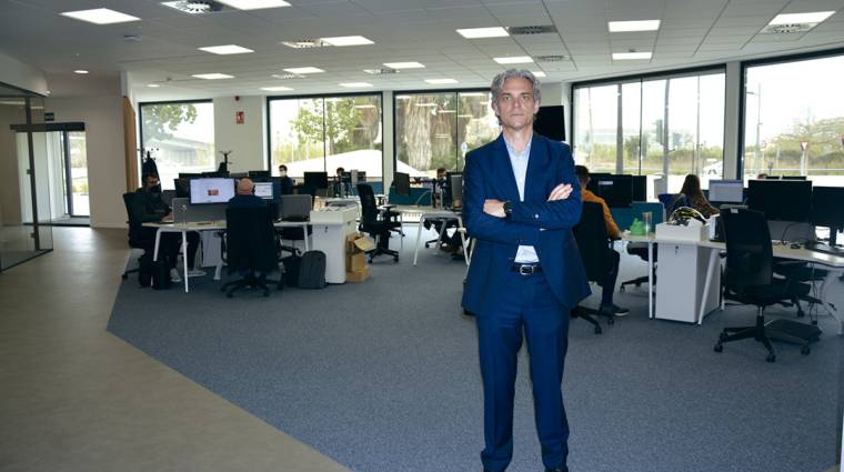 Jos&eacute; Oliver, gerente de Infoport Valencia, en las nuevas oficinas de la compa&ntilde;&iacute;a.