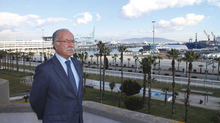 Manuel Mor&oacute;n, presidente de la APBA, con el puerto a sus espaldas. Foto M.J.