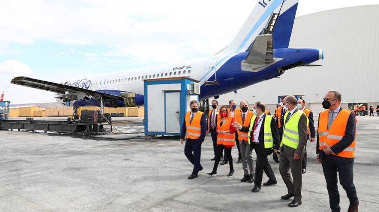El presidente del Gobierno de Arag&oacute;n, Javier Lamb&aacute;n, ha visitado este martes las instalaciones de Tarmac en el aeropuerto de Teruel.