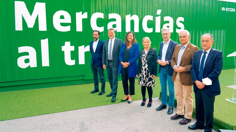 Joaqu&iacute;n del Moral, director general de Renfe Mercanc&iacute;as;Bernd Hullerum,CEO de Transfesa Logistics; Sandra G&oacute;mez, vicealcaldesa de Valencia; Inmaculada Rodr&iacute;guez-Pi&ntilde;ero, eurodiputada socialista; Arcadi Espa&ntilde;a, conseller de Pol&iacute;tica Territorial, Obras P&uacute;blicas y Movilidad de la Generalitat Valenciana; Josep Vicent Boira, comisionado del Gobierno para el Corredor Mediterr&aacute;neo; y Casimiro Iglesias P&eacute;rez, director general de Planificaci&oacute;n y Evaluaci&oacute;n de la Red Ferroviaria del MITMA, en la presentaci&oacute;n de la campa&ntilde;a &ldquo;Mercanc&iacute;as al Tren&rdquo;. Foto: Ra&uacute;l T&aacute;rrega.