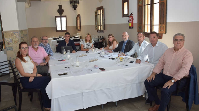 Asistentes a la reuni&oacute;n de la Junta Directiva. De izquierda a derecha: Marian Gimeno, Juan Cubells, Antonio Crespo, Jorge Selma Illueca, Lorena Ballester, Yolanda Ati&eacute;nzar, Pedro Coca, Alfredo Soler, Antonio Garc&iacute;a y Francisco Salvador.