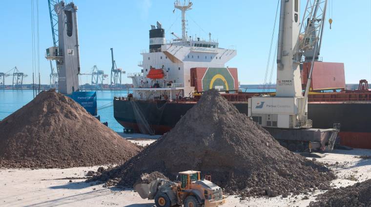 Descarga de 52.000 toneladas de arcilla procedentes de Ucrania.