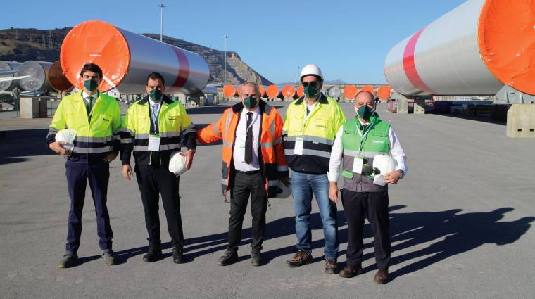 ﻿El CEO de Haizea Wind Group, Borja Zarraga (primero por la derecha), junto con otros directivos de la compañía, ayer miércoles en el Puerto de Bilbao. Foto J P.