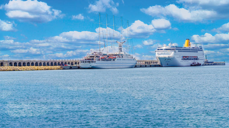 Dos cruceros atracados en el muelle de Baleares del puerto de Tarragona.