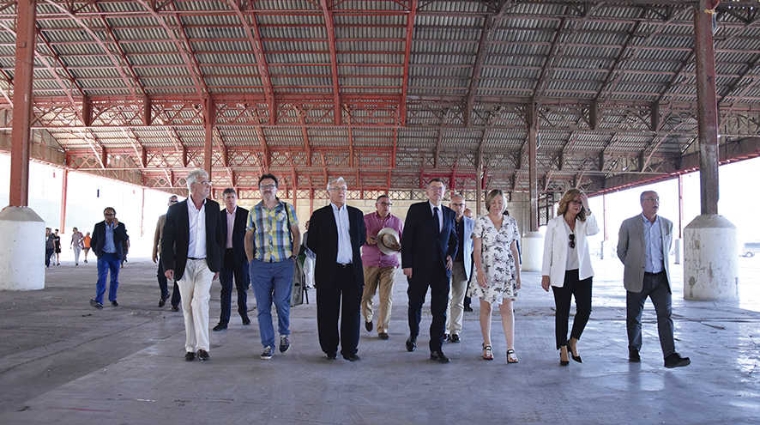 El presidente de la Generalitat Ximo Puig, flanqueado por el alcalde, Joan Rib&oacute; y la consellera M&ordf; Jos&eacute; Salvador, junto a representantes de la Generalitat y el Ayuntamiento visitando los tinglados. Fotos Alba Garc&iacute;a.