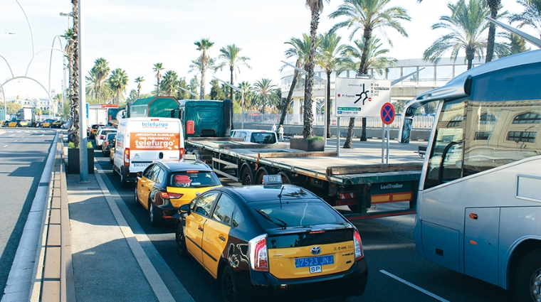 A partir del 1 de enero de 2021, furgonetas y camiones de reparto deben tener la etiqueta ambiental de la DGT. Foto A. Tejera.