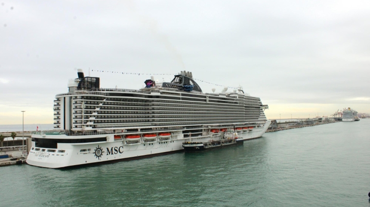 El “MSC Seascape” ayer en su primera escala en el Moll Adossat del Port de Barcelona, antes de partir hacia Valencia. Foto A.T.