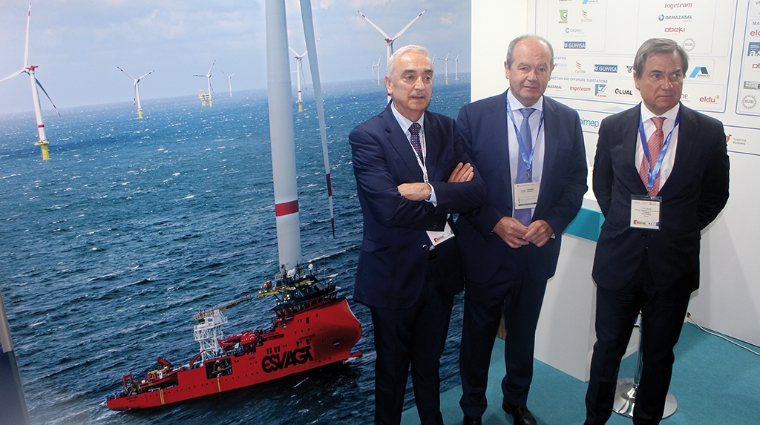 Desde la izquierda: Javier L&oacute;pez de Lacalle, director gerente del Foro Mar&iacute;timo Vasco; Ricardo Barkala, presidente de la AP de Bilbao; Luis Gabiola, director de Operaciones, Comercial y Log&iacute;stica de la APB, Foto J.P.