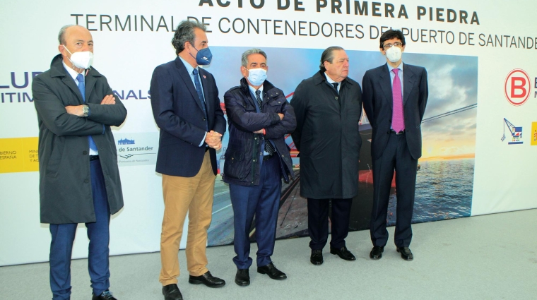 Desde la izquierda: Javier López Marcano, consejero de industria, Turismo, Innovación, Transporte y Comercio y vicepresidente de la Autoridad Portuaria de Santander (APS); Francisco Martín presidente de la APS; Miguel Ángel Revilla, presidente de Cantabria; Vicente Boluda, presidente de Boluda Corporación Marítima; Manuel Arana, director de Planificación y Desarrollo de Puertos del Estado. Foto J.P.