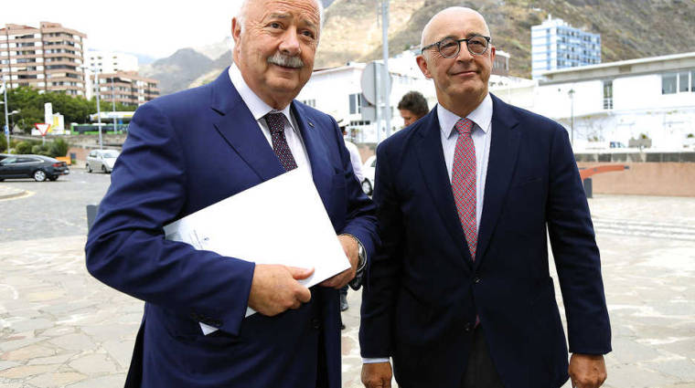 A la derecha, Pedro Su&aacute;rez, nuevo presidente de la AP de Tenerife, junto a Ricardo Melchior, quien deja la presidencia que ocup&oacute; en 2015.