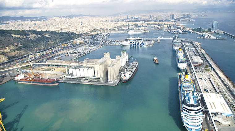 La actividad portuaria que se realiza en el Puerto de Barcelona es responsable, aproximadamente, de 315.000 toneladas de CO2 anuales, seg&uacute;n datos aportados por la Autoridad Portuaria. Foto J.J.M.