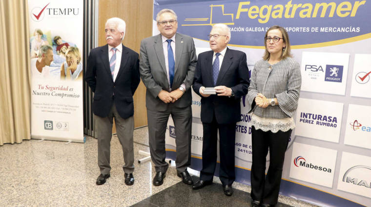 Desde la izquierda: Ram&oacute;n Alonso, presidente de Fegatramer; Ovidio de la Roza, presidente de CETM; Manuel Dom&iacute;nguez, ex-presidente de Fegatramer; Ether V&aacute;zquez, conselleira de Infraestructuras y Movilidad de la Xunta.