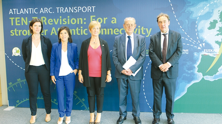 Desde la izquierda: Vanessa Charbonneau, vicepresidenta de la regi&oacute;n francesa de Pays de la Loire y presidenta de la Comisi&oacute;n del Arco Atl&aacute;ntico; Izaskun Bilbao, miembro del Parlamento Europeo y del Comit&eacute; de Transportes del PE; Arantxa Tapia, consejera de Desarrollo Econ&oacute;mico e Infraestructuras del Gobierno Vasco; Carlo Secchi, coordinador del Corredor Atl&aacute;ntico, Comisi&oacute;n Europea; Antonio Aiz, viceconsejero de Transportes del Gobierno Vasco. Foto J.P.