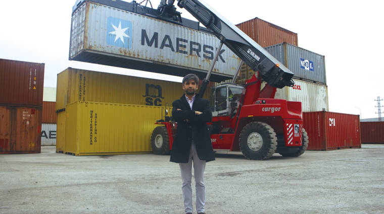 Carlos Canelas, gerente de Cargor, ante la nueva reachstacker modelo DRU450-62S5 Kalmar, en su depot de J&uacute;ndiz. Foto J.P.