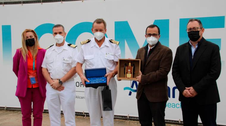 El capitán del crucero, David Bathgate, ha sido recibido por la Autoridad Portuaria, representada por su presidente, Julián López Milla, y el director, Carlos Eleno.