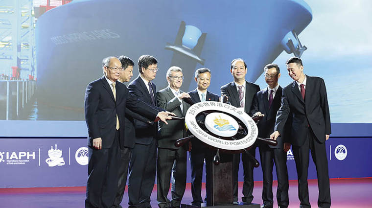 Santiago Garc&iacute;a-Mil&agrave;, cuarto por la izquierda, durante la ceremonia de inauguraci&oacute;n de la conferencia anual de la IAPH celebrada en Guangzhou.