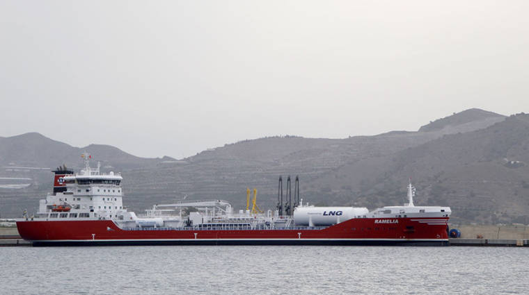 Atraca en el Puerto de Motril un buque que funciona con gas natural licuado.