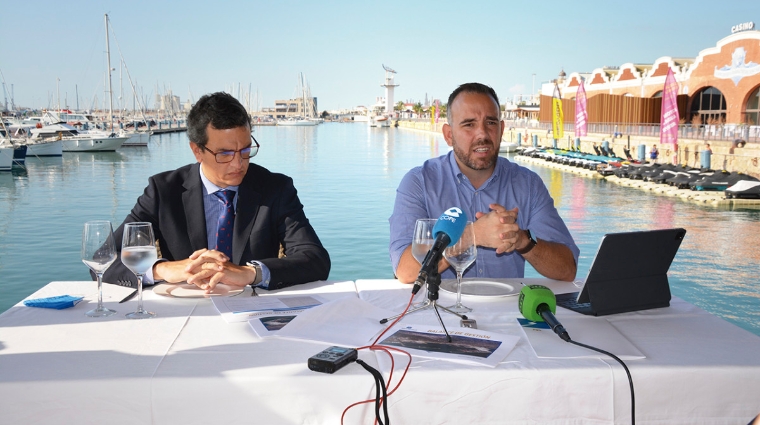 El presidente de PortCastell&oacute;, Rafa sim&oacute;, a la derecha, acompa&ntilde;ado por el director de la entidad Jos&eacute; Mar&iacute;a G&oacute;mez, durante la rueda de prensa de esta ma&ntilde;ana en Castell&oacute;n. Foto: Loli Dolz.